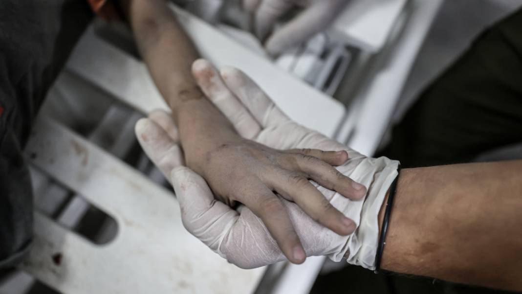 Gazze'de 'insanlık' ölüyor... Hastane mezarlığa döndü 5